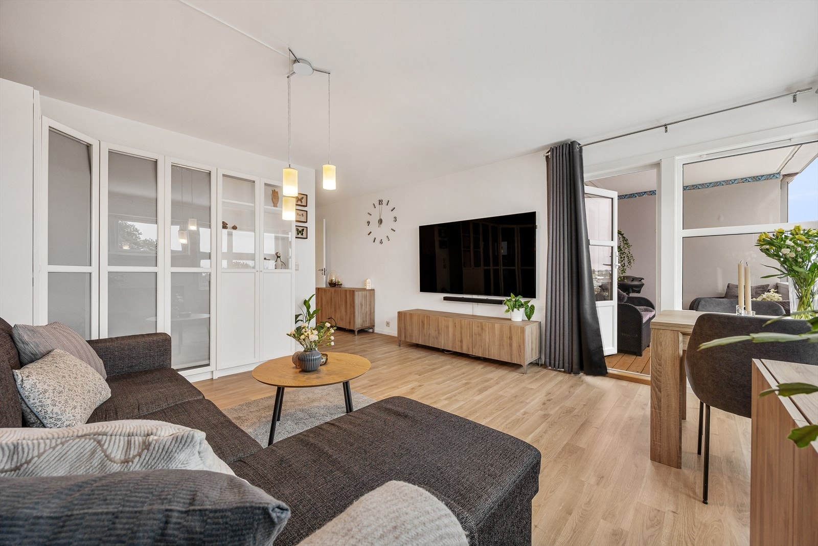 Fra stuen er det direkte utgang til balkongen. Galleribilde