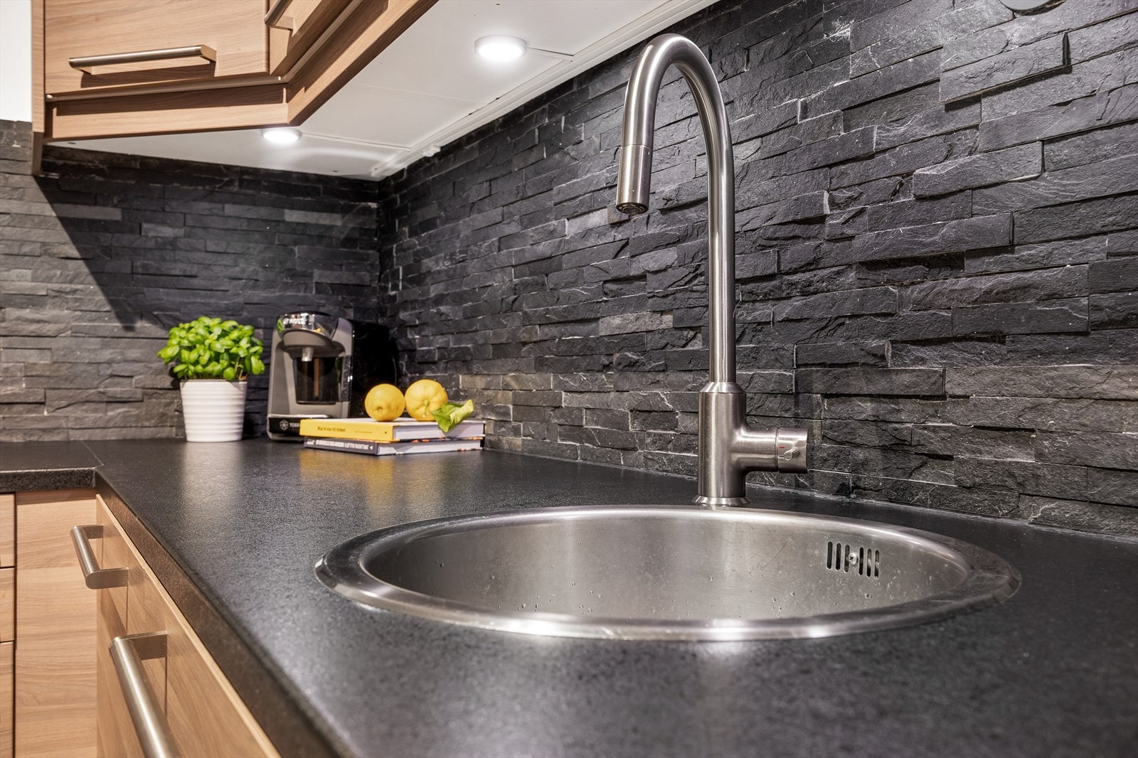 Benkeplaten i laminat har en praktisk, nedfelt kum i stål. Galleribilde