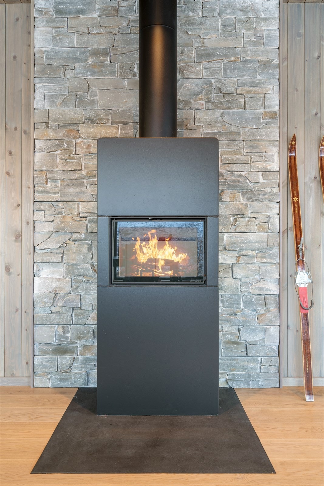 Nordpeis Stockholm høy peisovn Galleribilde