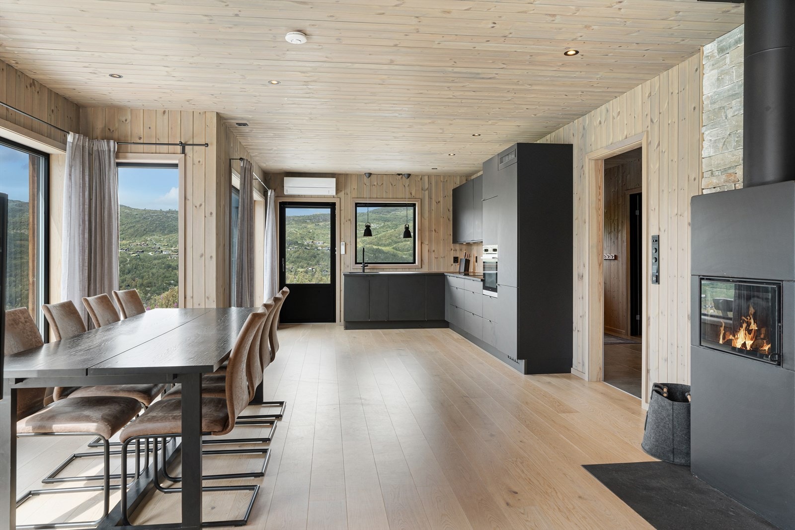 Strai kjøkkeninnredning fra Knapphus kjøkkensenter med integrerte hvitevarer fra Siemens Galleribilde