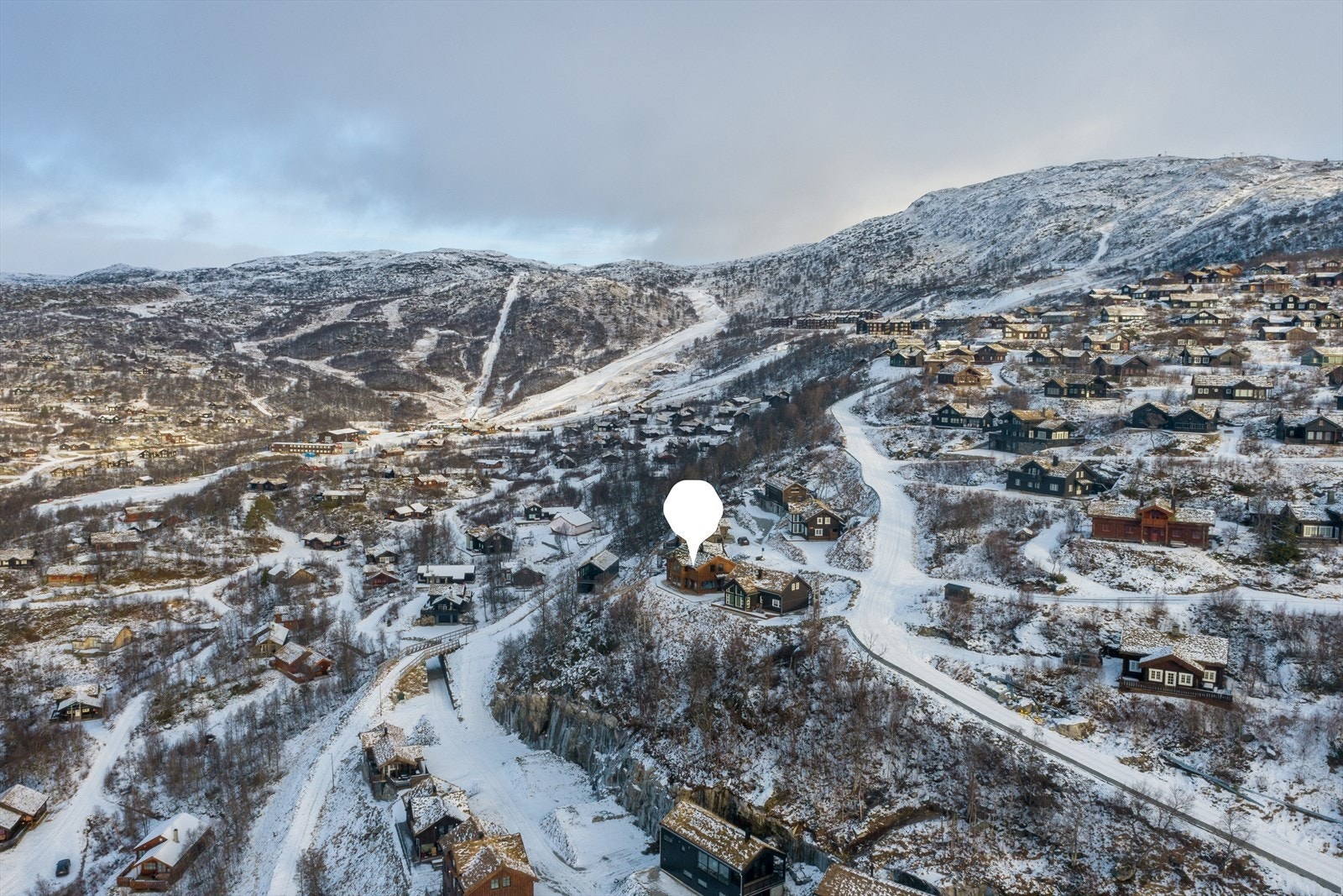 Hytten ligger like ved Haukelifjell Skisenter med hele 13 preparerte skiløyper og 6 skitrekk samt eget barnetrekk/bånd Galleribilde