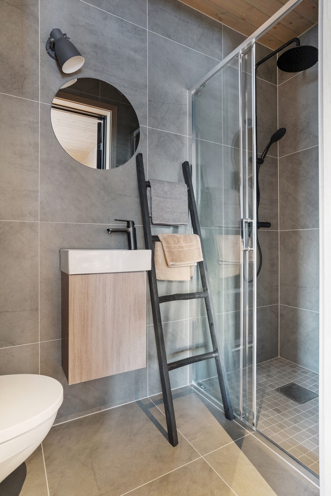 Delikat, flisbelagt baderom med adkomst fra hovedsoverom Galleribilde