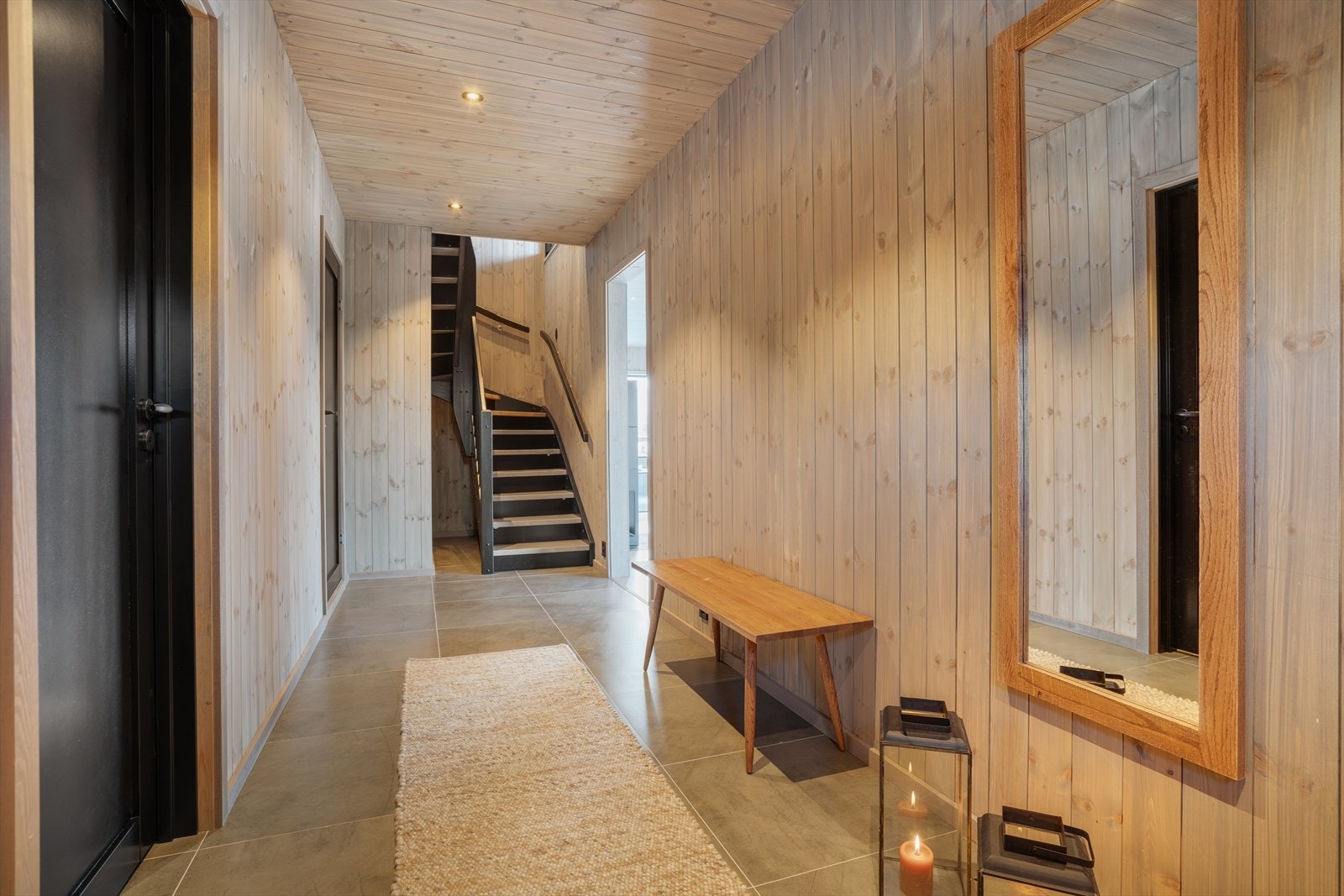 Gang innredet med fliser på gulv Galleribilde