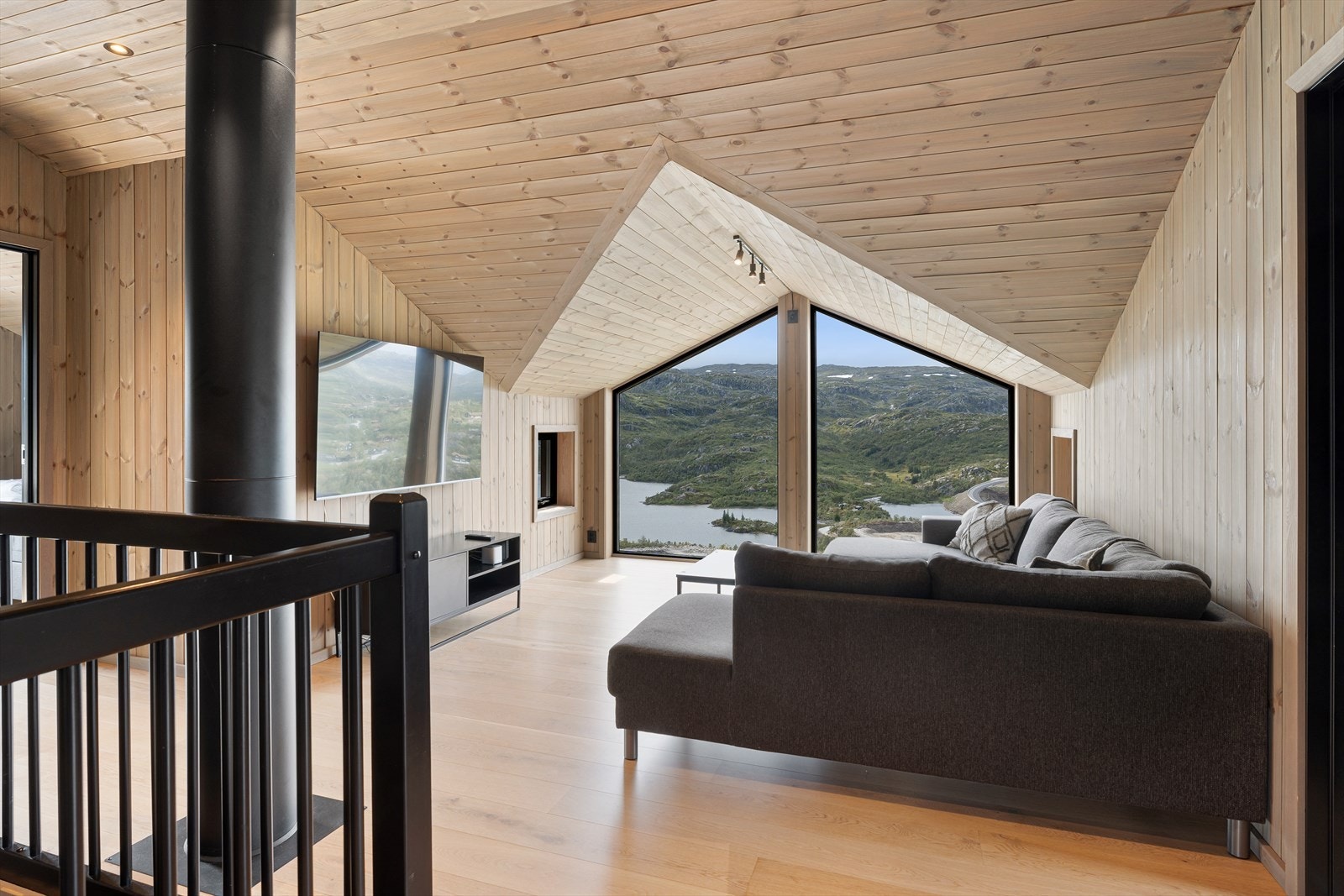 Loftstue med ekstra takhøyde og meget flott utsikt Galleribilde