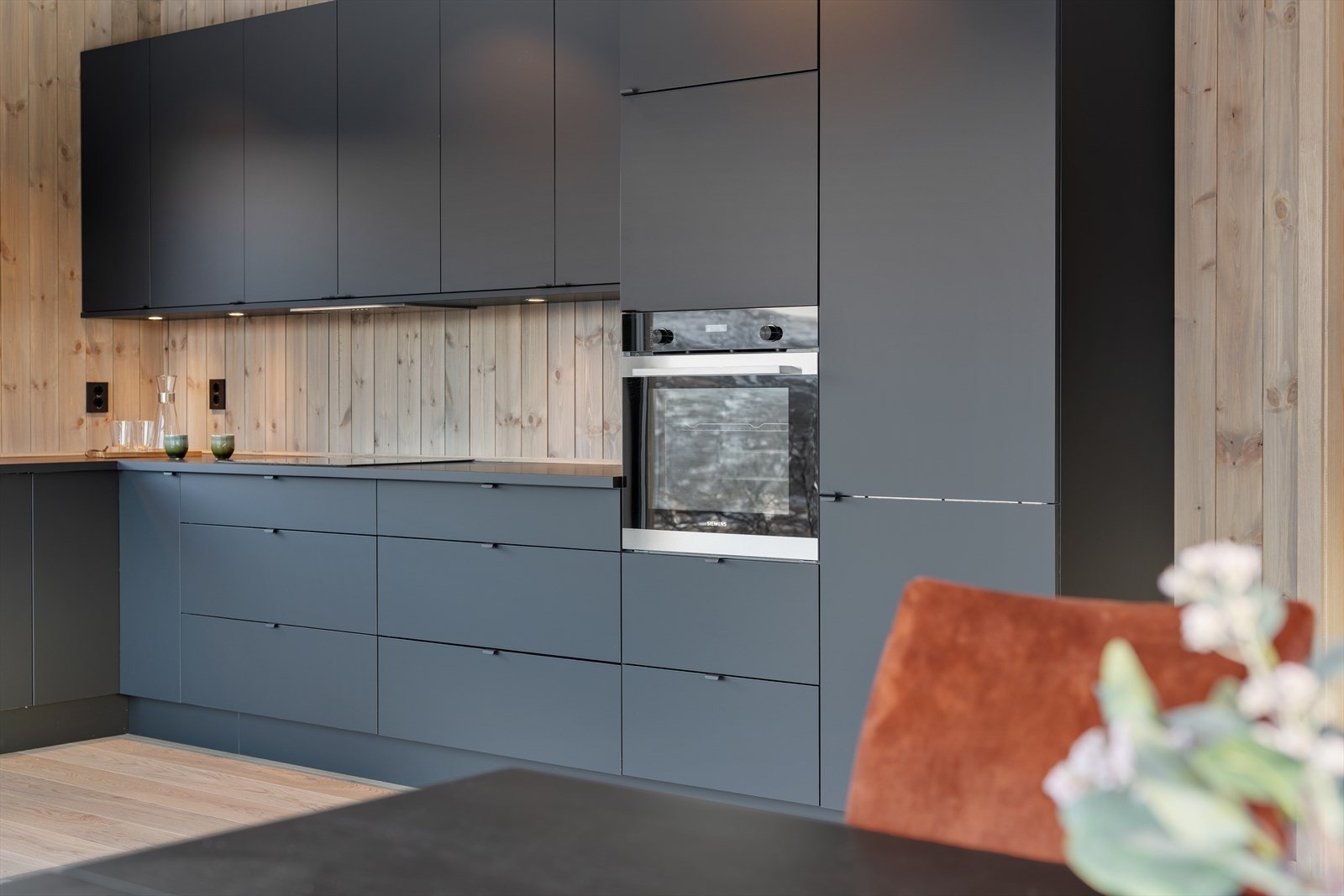 Overskap kjøkken har integrerte downlights fra kjøkkenleverandør Galleribilde