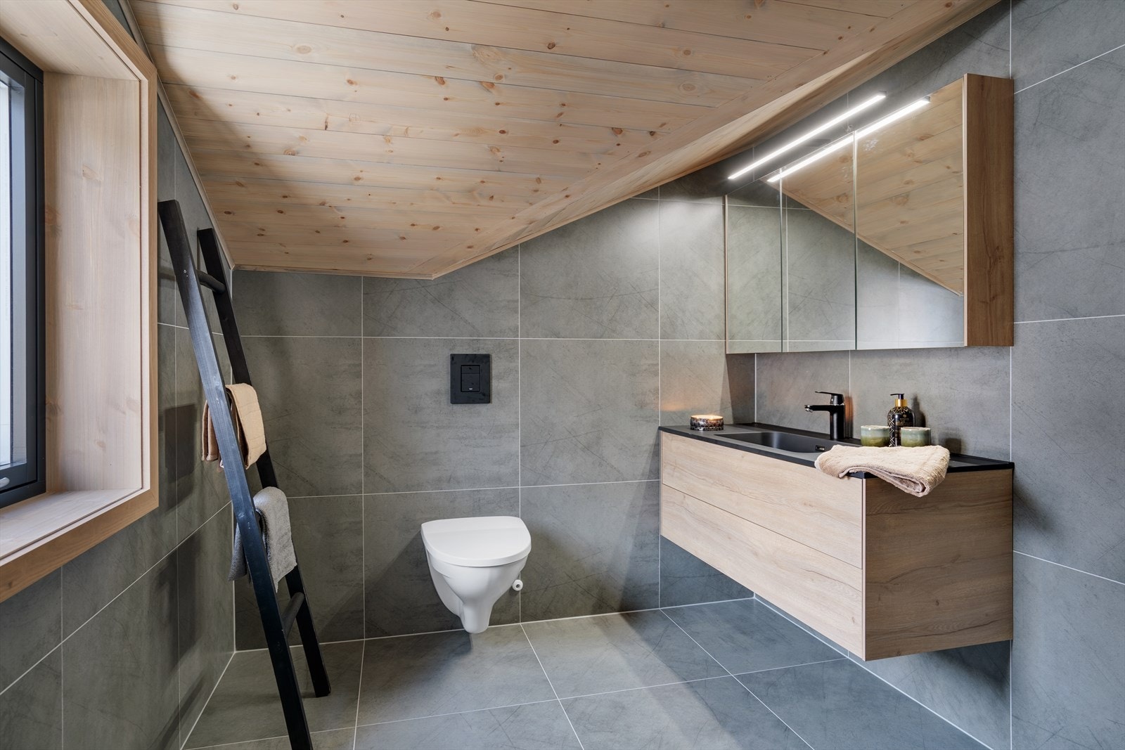 Nok et delikat, flisbelagt baderom Galleribilde