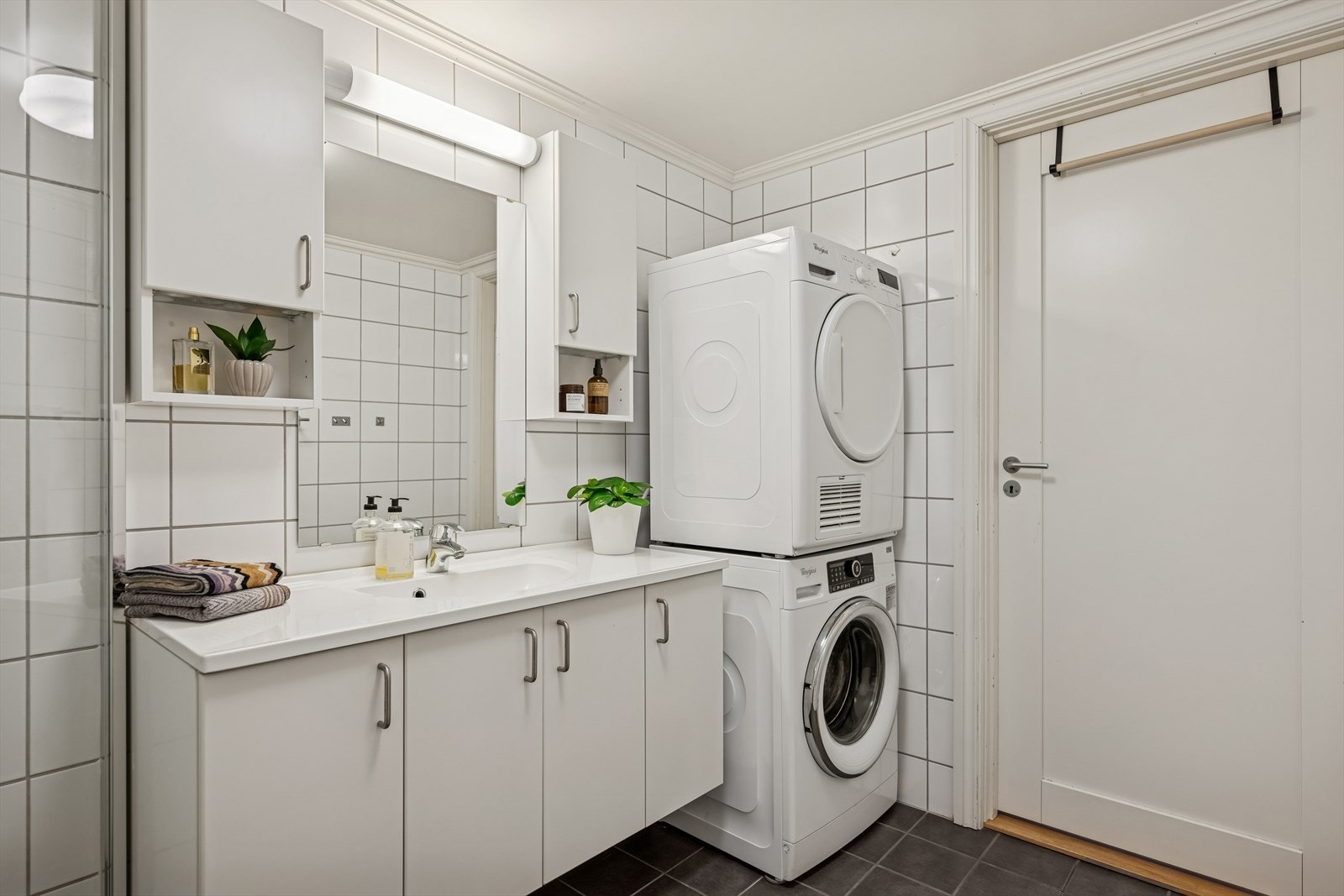 Det er rikelig med skapplass og mulighet for både vaskemaskin og tørketrommel. Galleribilde