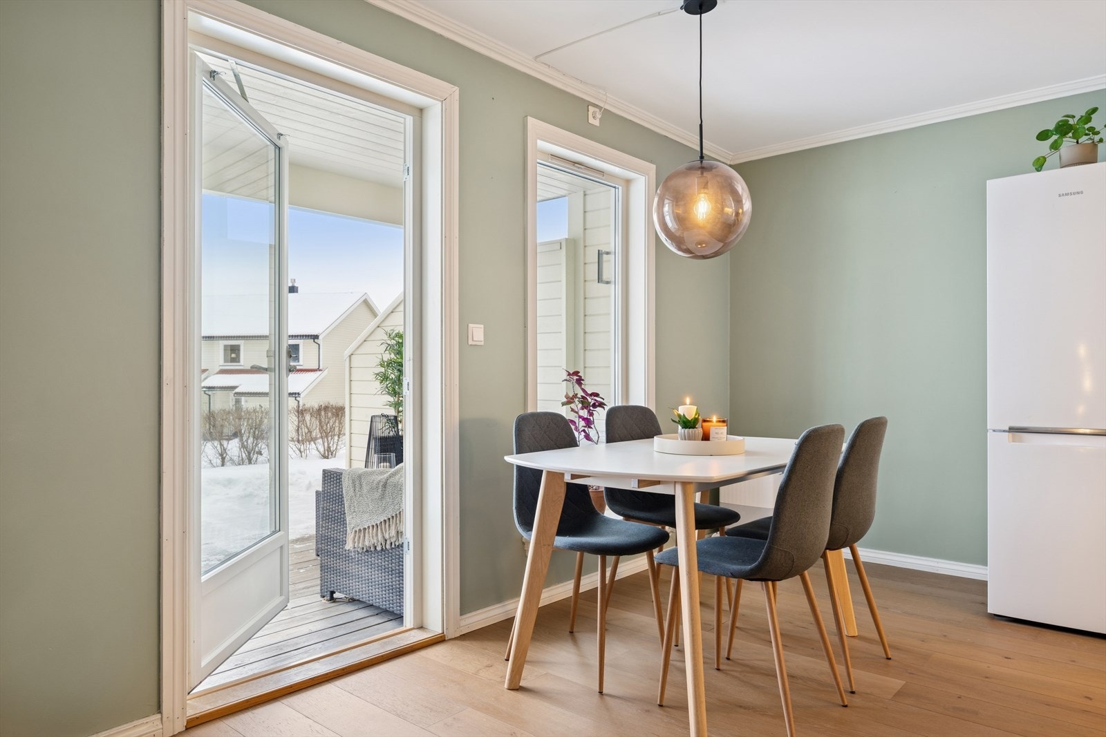 Fra spisestuen er det utgang til en romslig terrasse. Galleribilde