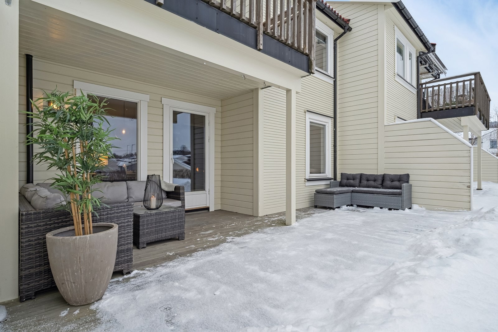 Uteplassen er skjermet og delvis overbygd med direkte tilgang til plen. Perfekt for sosiale sammenkomster, rolige dager eller lek og moro. Galleribilde