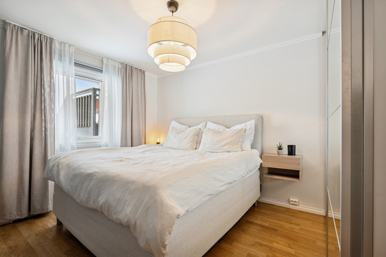 Leiligheten har et romslig hovedsoverom med god plass til dobbeltseng. Doble gardinskinner gjør det lille ekstra. Galleribilde