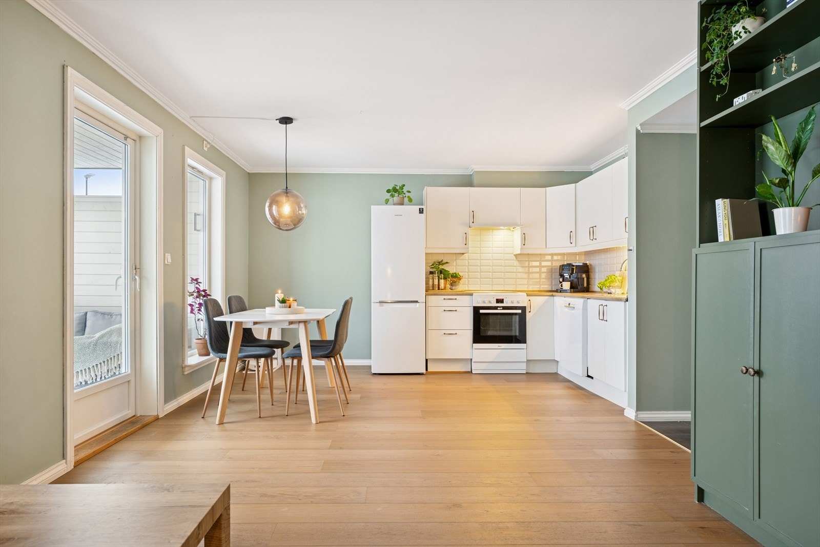 Rommet er malt i en delikat grønn tone og står flott til de mørkere vitrineskapene. Galleribilde