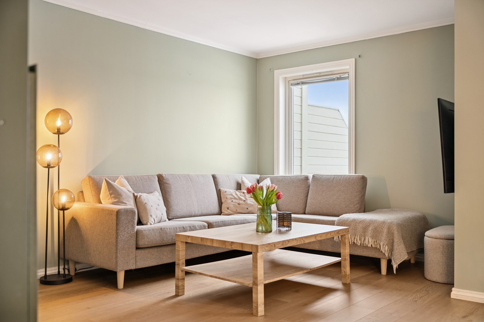 Flott plass for en sittegruppe, hvor TV kan plasseres avskjermet. Galleribilde