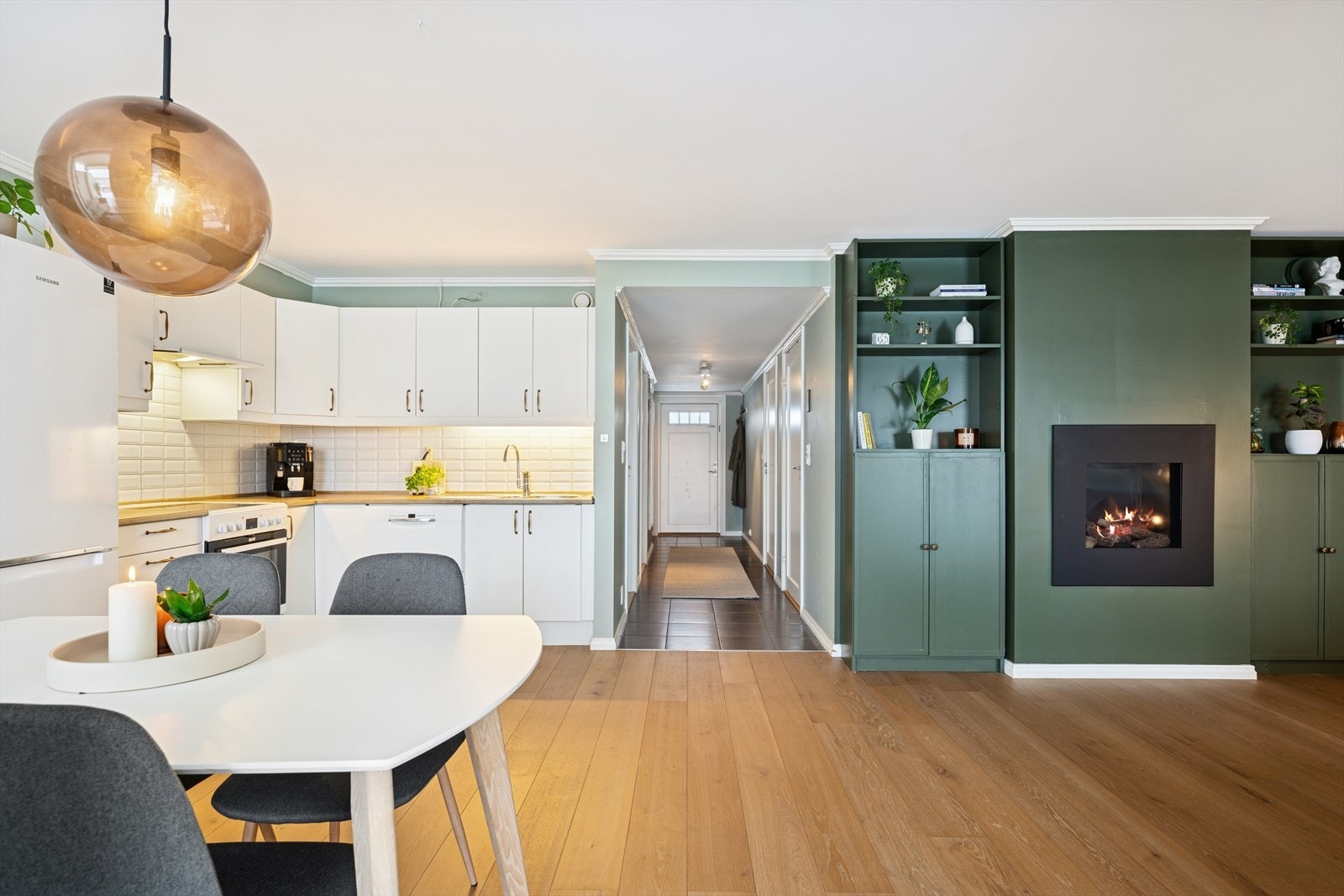 Fra terrassedøren ser vi at stuene har et tydelig soneskille fra øvrige rom, dette skaper en naturlig og ryddig rominndeling. Galleribilde