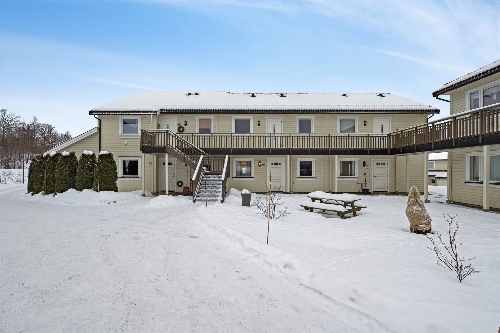 Leiligheten ligger i første etasje med direkte tilgang til fellesarealet i sentrum av byggene. Opparbeidet med enkel beplantning, plen og benker til fellesbruk. Galleribilde