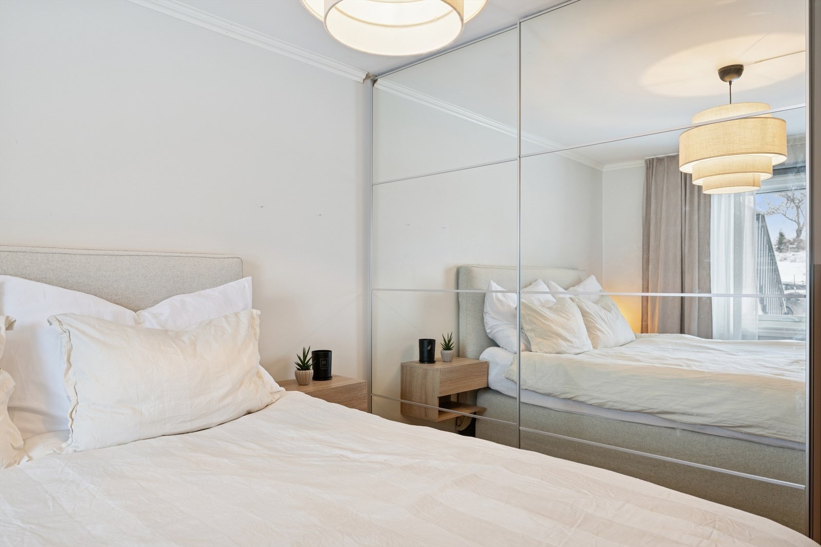 Rommet har en stor skyvedørs garderobe med speildører og rikelig med oppbevaringsplass. Galleribilde