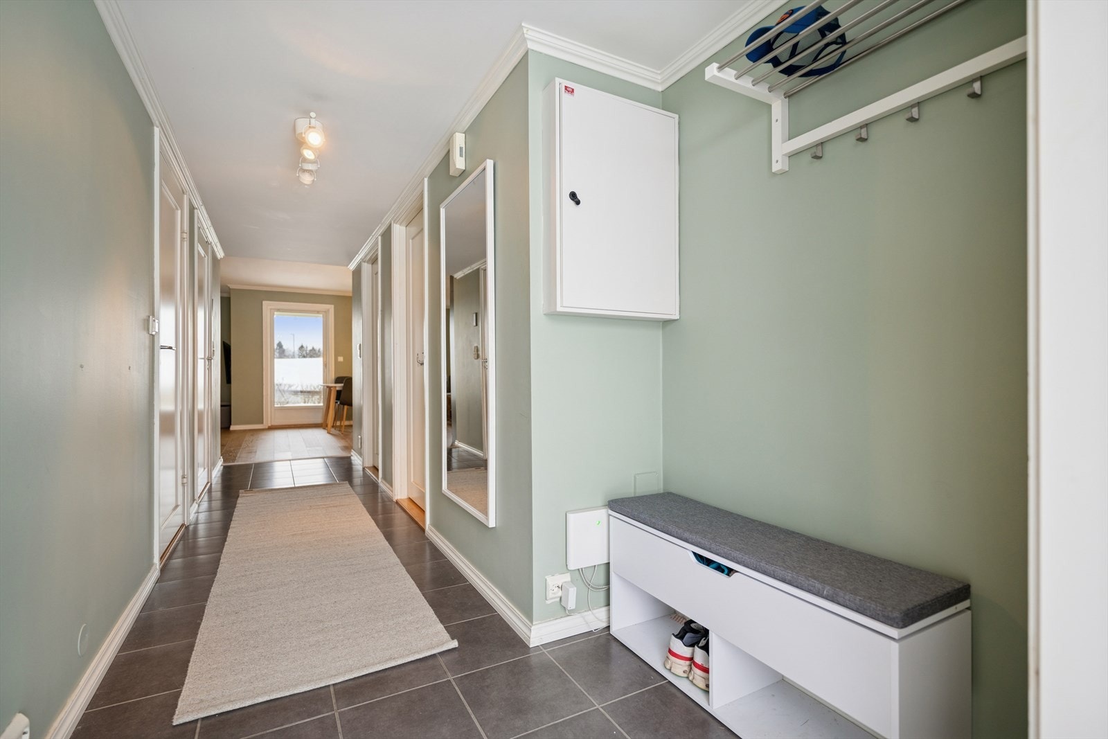 Velkommen inn! Leiligheten har en romslig gang som byr på mange muligheter. Galleribilde