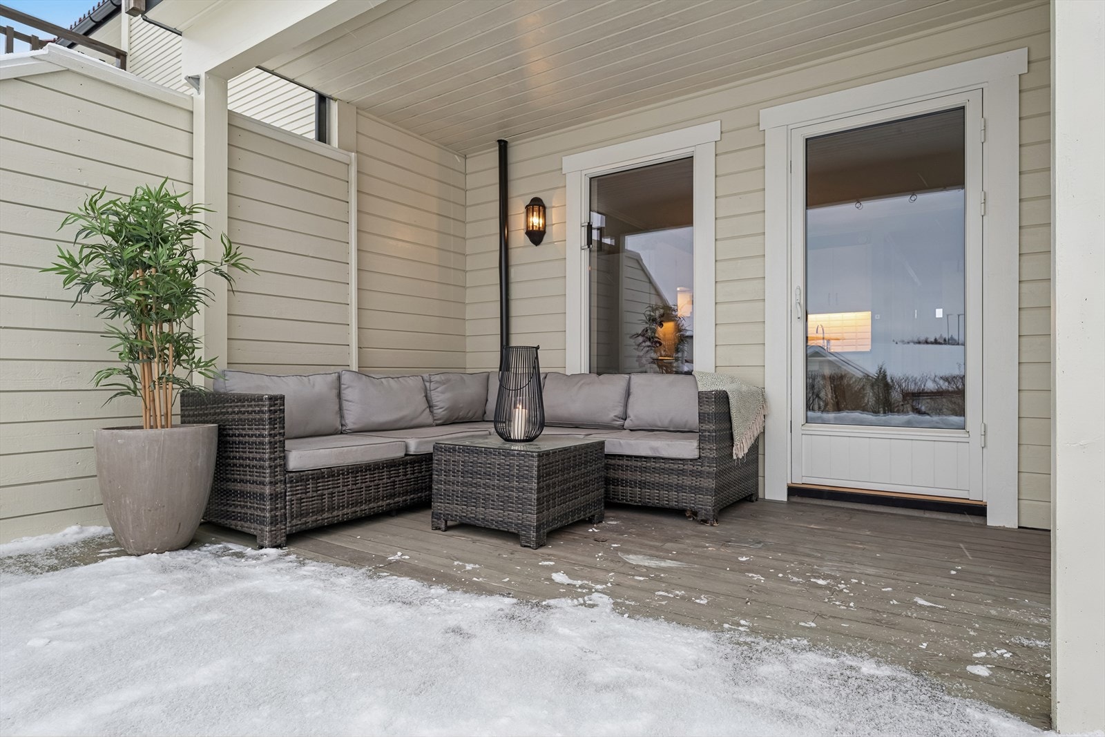 Deler av terrassen er svært usjenert mot øvrige beboerne. Galleribilde