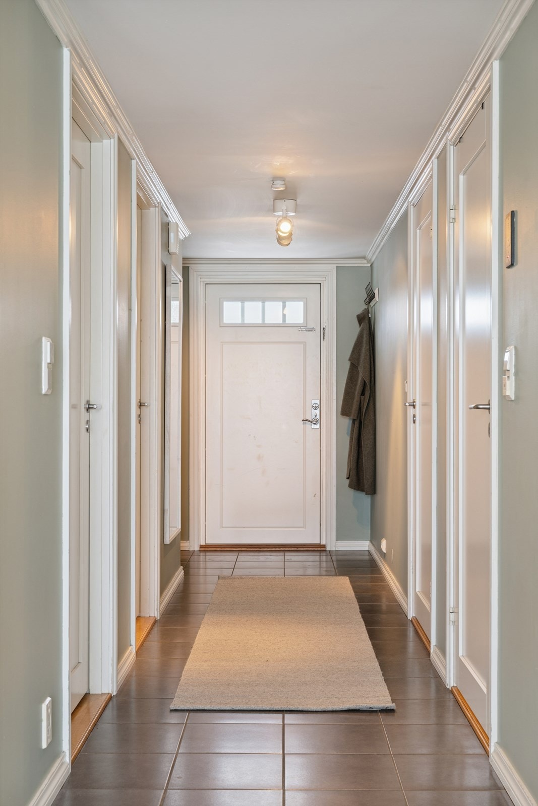 Gangen innbydende og leder videre til boligens rom. Galleribilde