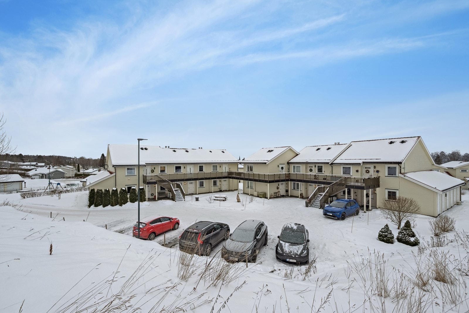 Lotunet er et koselig lite sameie, på denne flaten kan det parkeres en bil per leilighet. Det er flere parkeringsmuligheter ved innkjøringen til området. Galleribilde