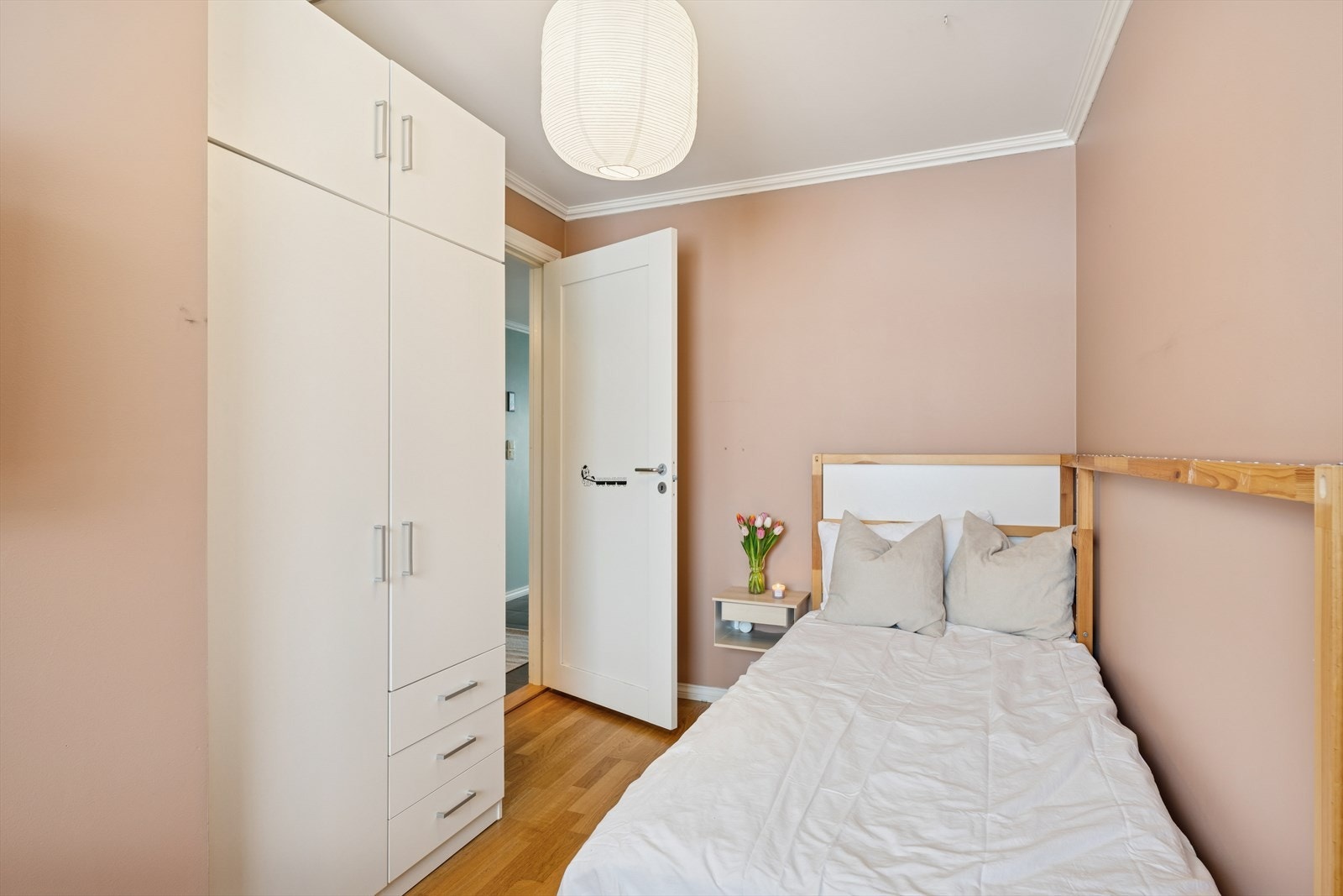 Det mindre soverommet er malt i en dus og beroligende tone. Galleribilde