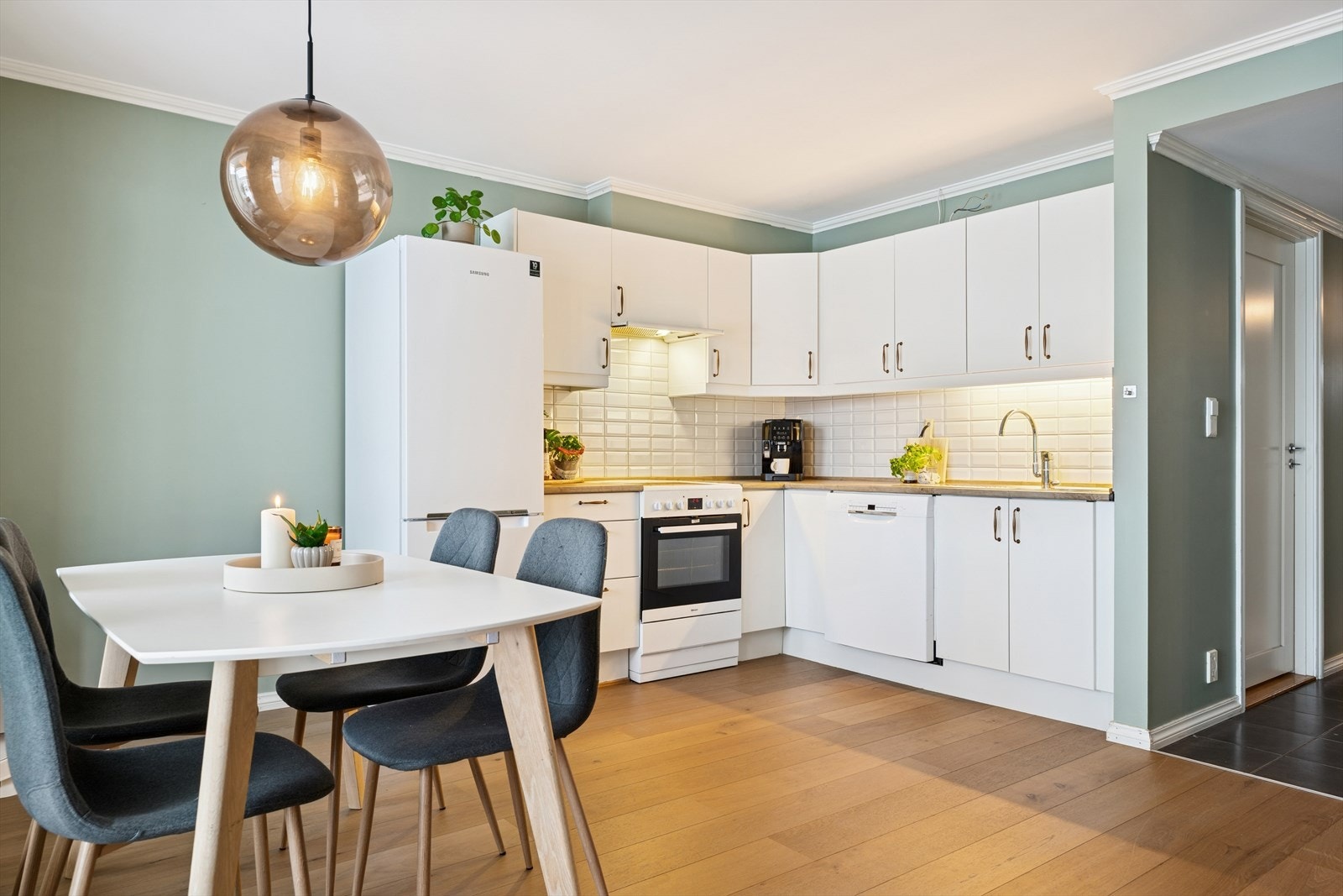 Kjøkkenet er lyst og innbydende med god skap- og benke plass, hvite fronter og tidløst materialvalg. Galleribilde