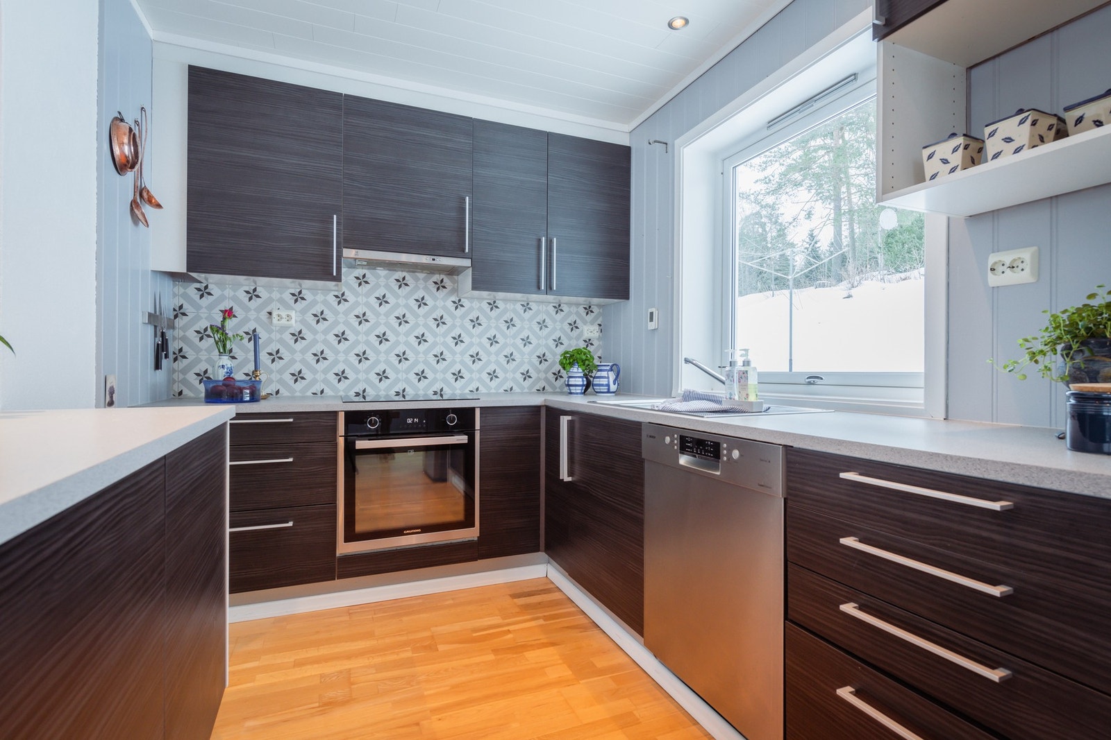 Fint kjøkken fra 2010. Det er flere integrerte hvitevarer. Galleribilde