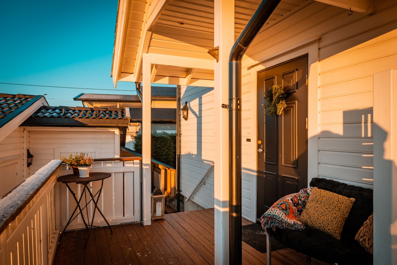 Koselig overbygg og uteplass ved inngangspartiet. Galleribilde