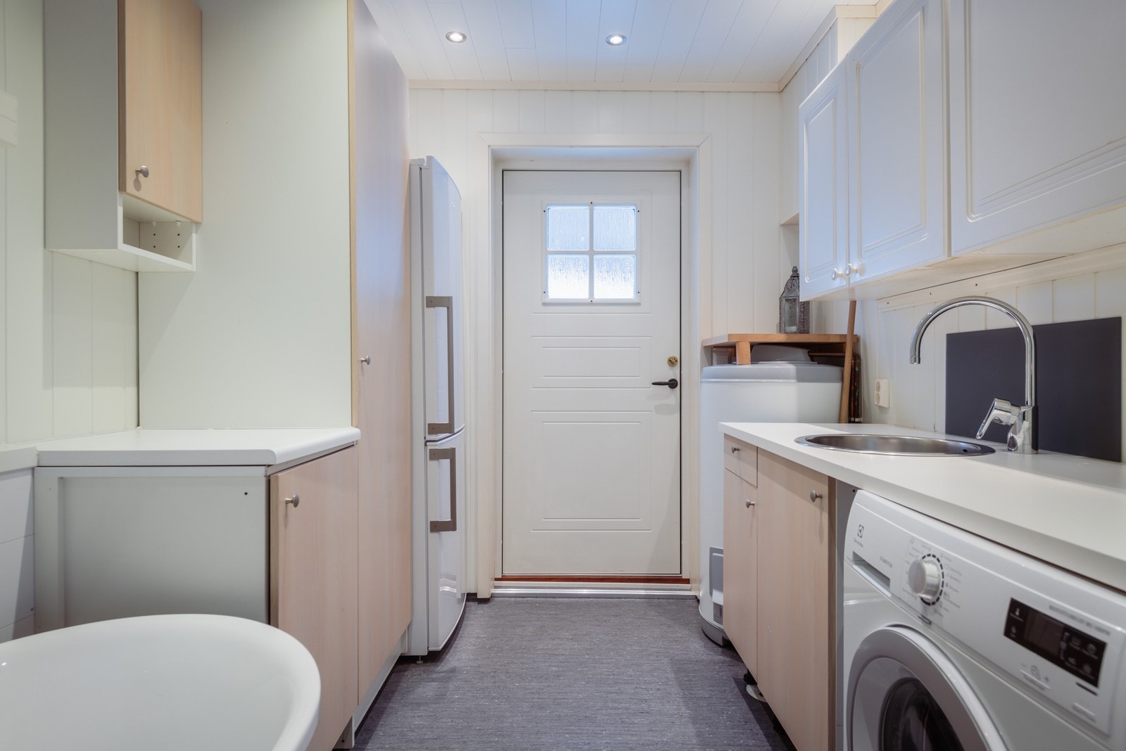 Det er et veldig praktisk vaskerom med egen utgang til baksiden av huset. Galleribilde