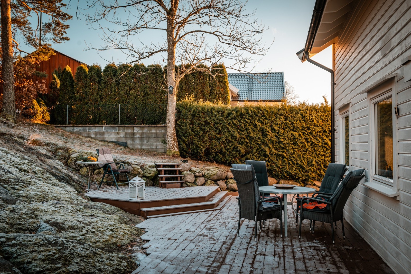 Uteplass også på baksiden av huset. Tomten går et godt stykke opp i naturen. Galleribilde