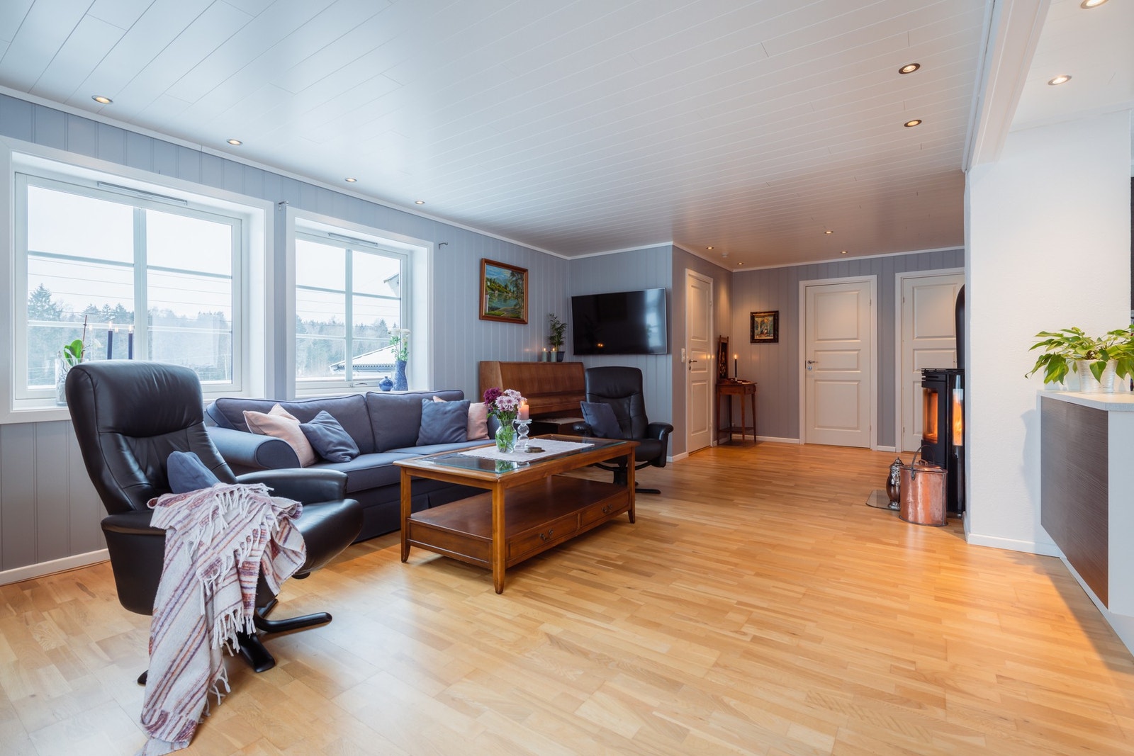 Stue med hyggelig utsyn og fin boligstandard. Vedovn gir deilig og god varme på de kalde vinterdagene. Galleribilde