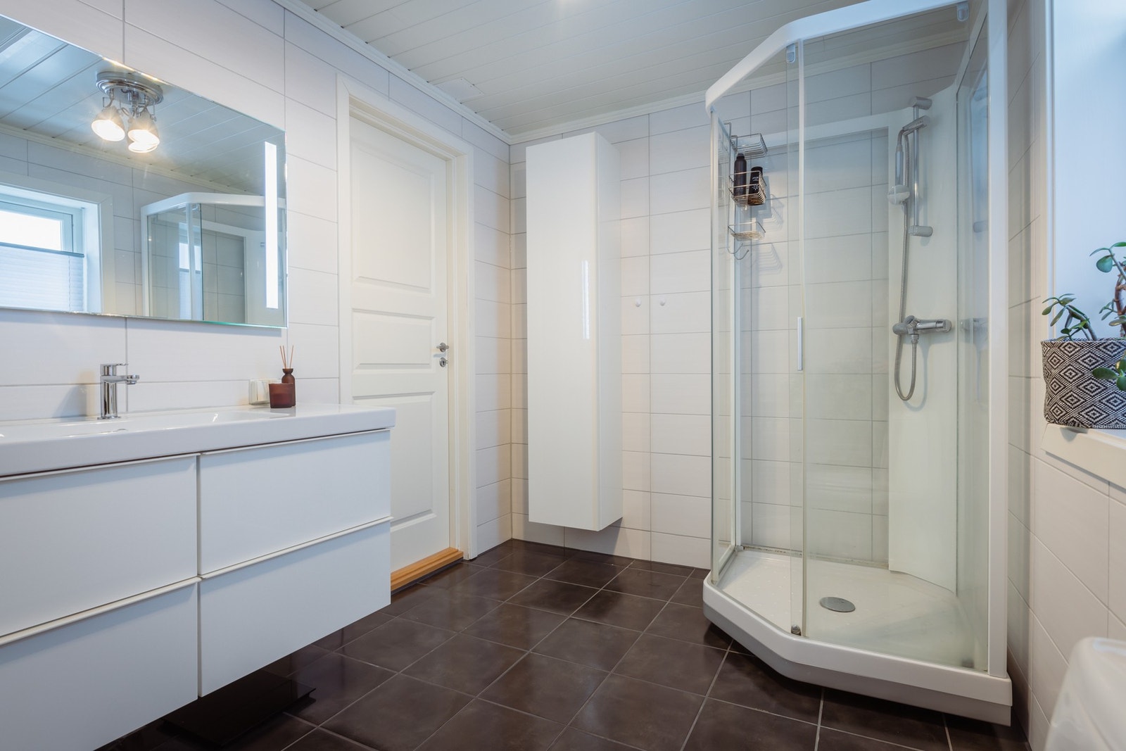 Fint baderom med fliser på vegger og gulv. Galleribilde