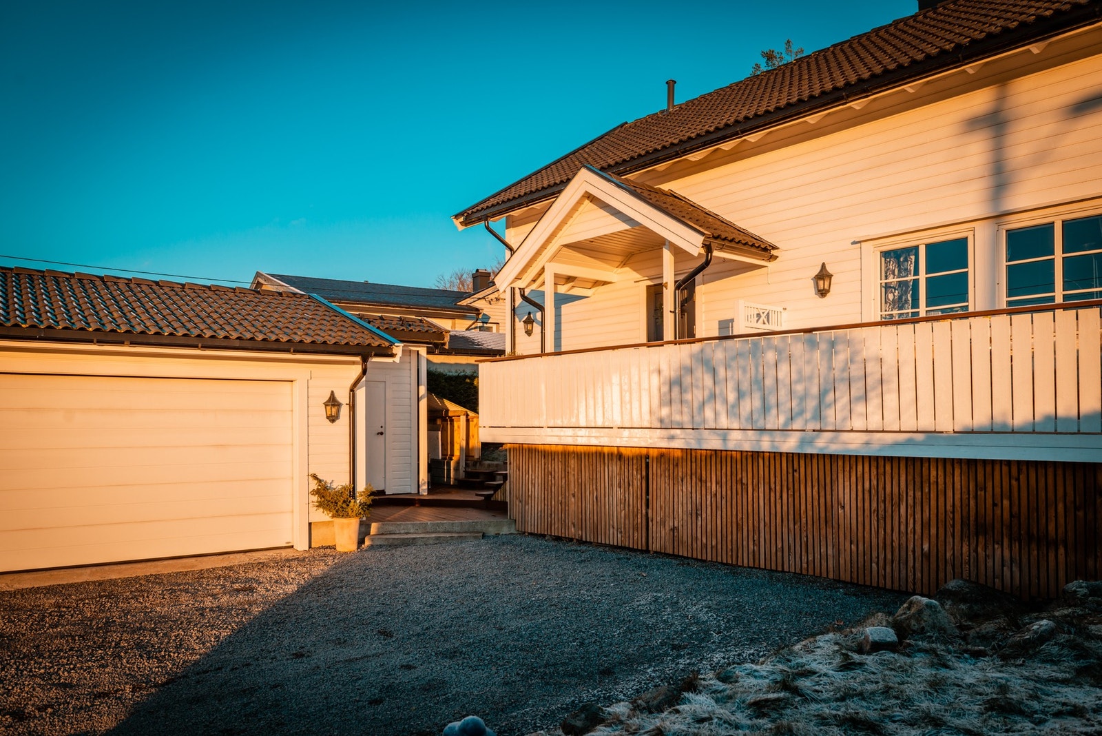 Det skjedde veldig mye på denne eiendommen i 2010. Da ble det bygget dobbelgarasje, bygget på en etasje på boligen, terrasser, kledning, etterisolering, tak, vinduer, bad, kjøkken, overflater, elektrisk m.m. Galleribilde