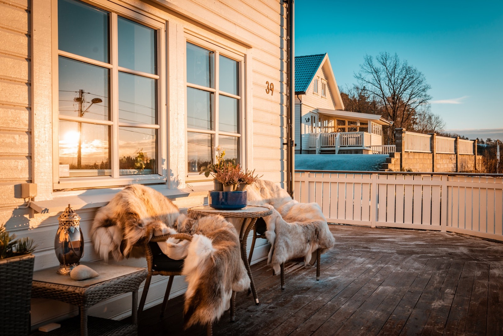 På eiendommen er det store og fine uteplasser med fine solforhold. Her kan man nyte ro og hyggelig utsyn. Galleribilde