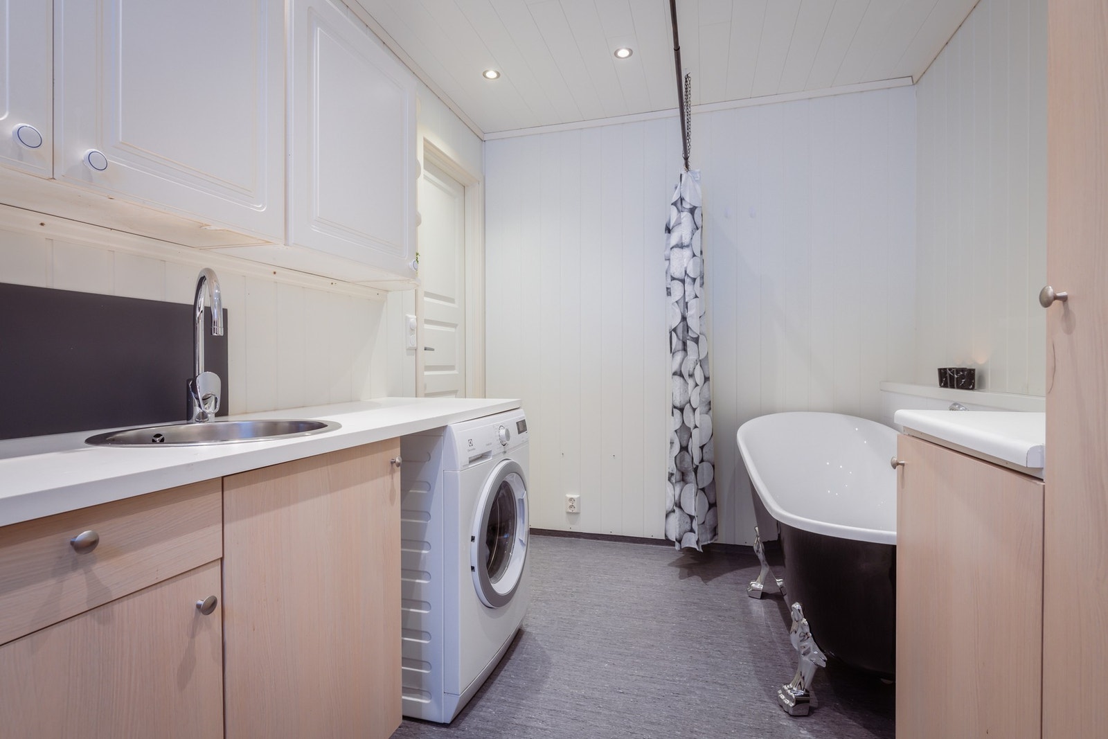 På vaskerommet er det pr i dag et badekar ( medfølger ikke), men det er fint mulig å sette inn noe lignende eller et dusjkabinett. Galleribilde