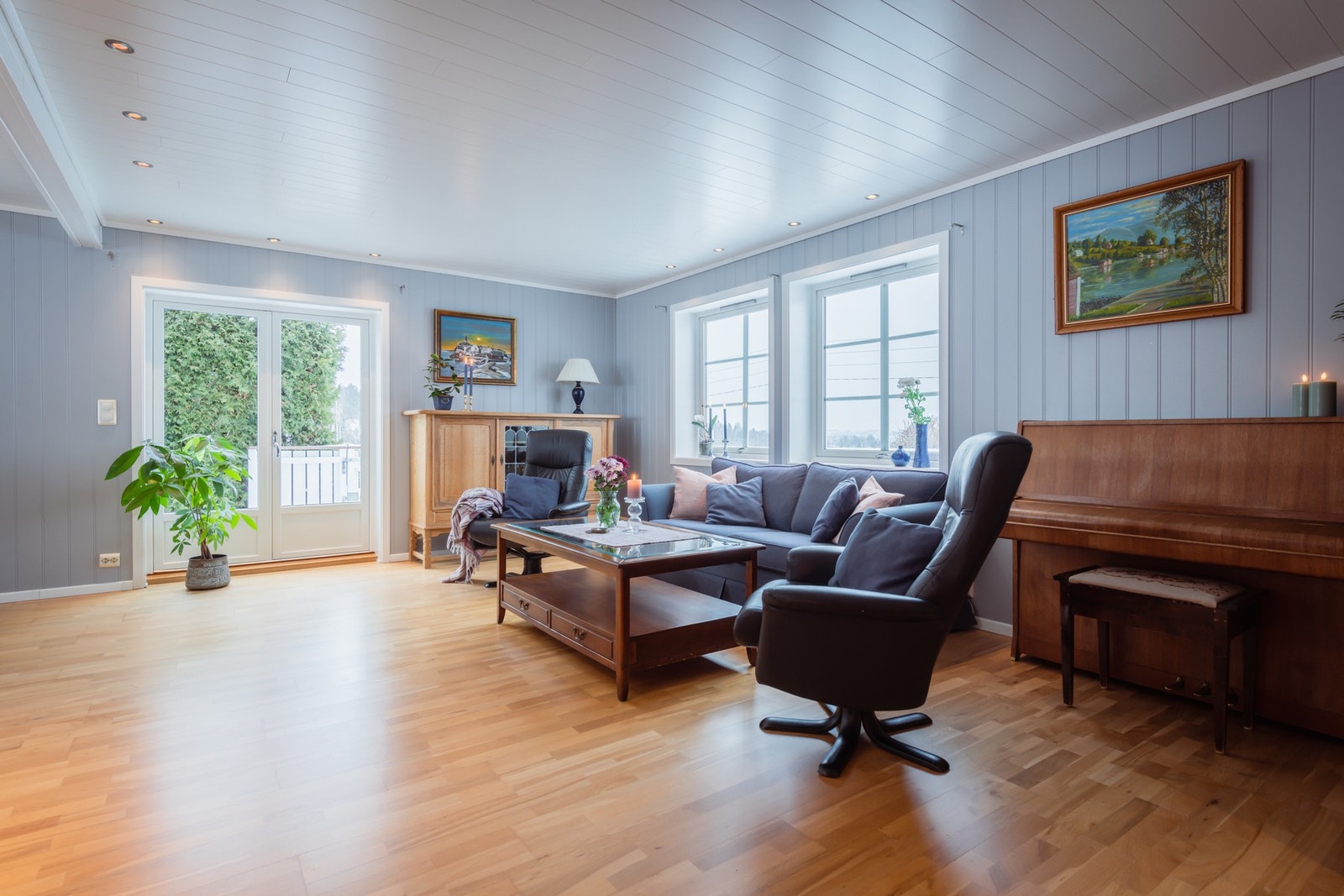 Velkommen inn.
Selv om huset er opprinnelig bygget i 1961 får man følelsen av at huset er mye nyere. Siden det omtrent ble totalrenovert i 2010 får man følelsen av å bo i et lunt og "nyere" hus. Galleribilde