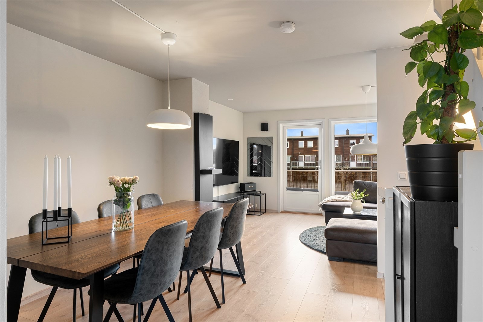 Stuen er malt i lyse og moderne farger Galleribilde