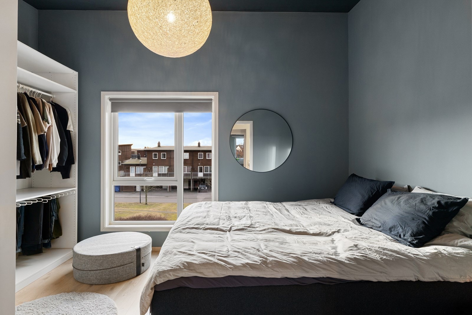 Hovedsoverom med god takhøyde og god garderobeplass Galleribilde