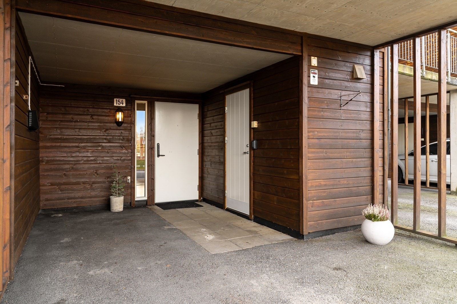 Det er carport utenfor døren Galleribilde