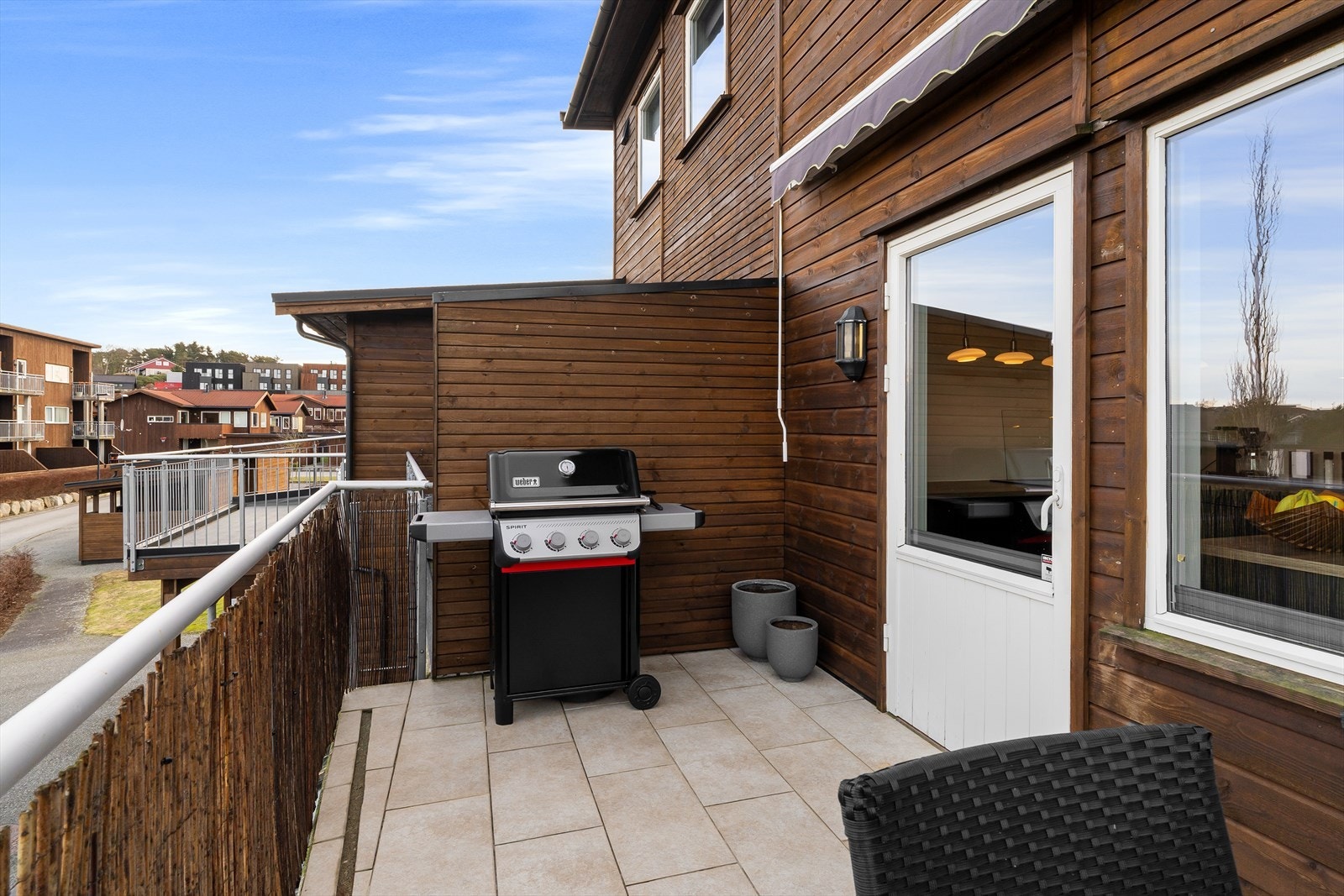 Det er plass til grill på balkongen ut fra kjøkkenet Galleribilde