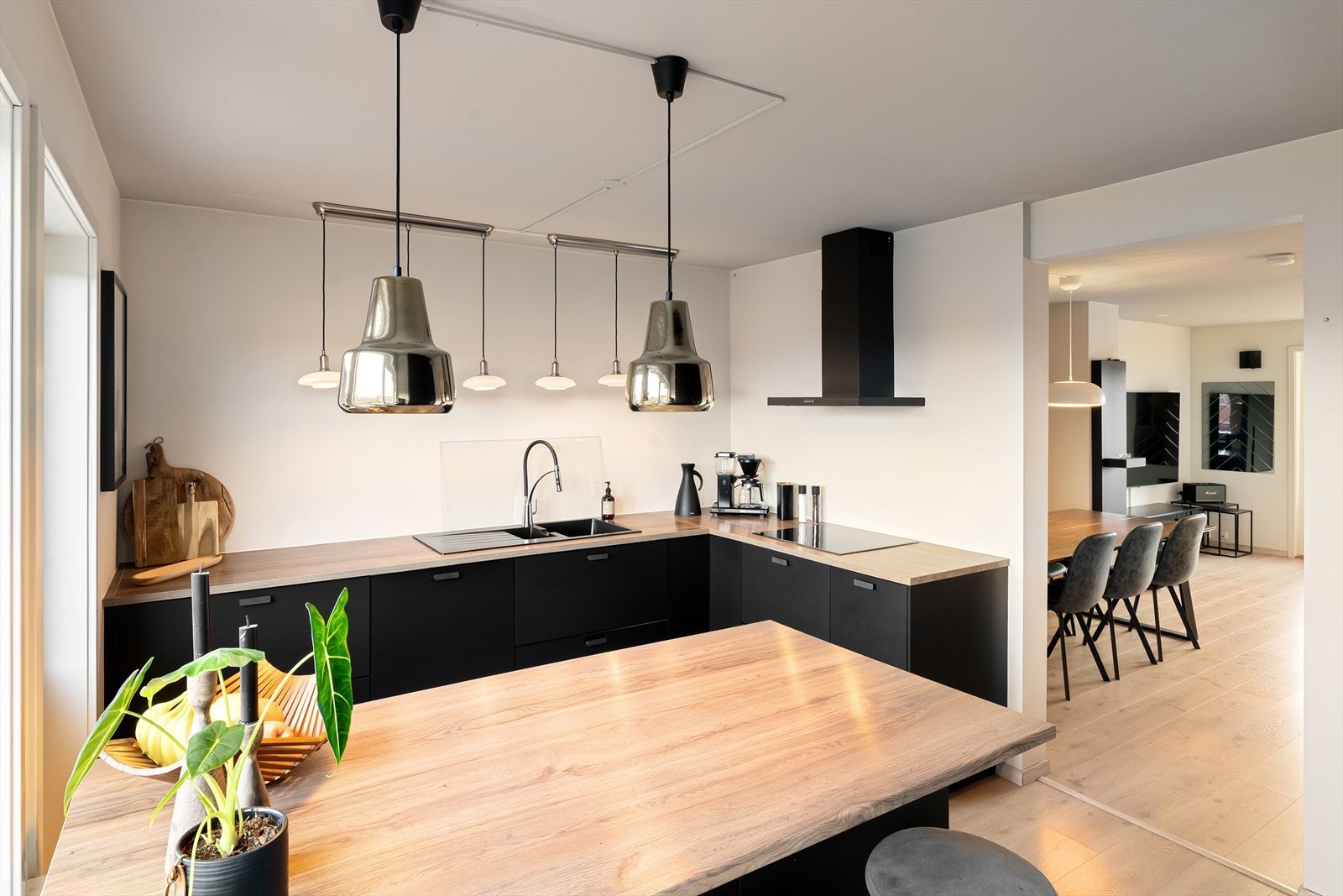 Det er satt inn et stor og praktisk kjøkken med god oppbevaringsplass Galleribilde