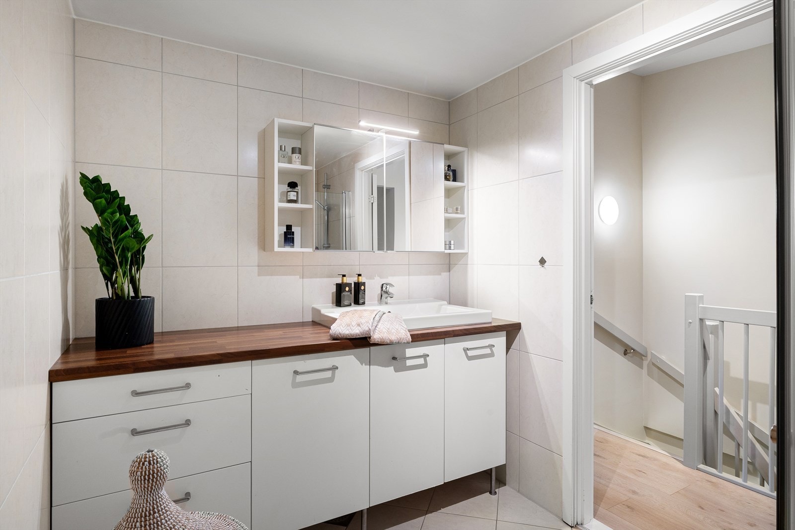 Lyst bad med god skap- og benkeplass Galleribilde