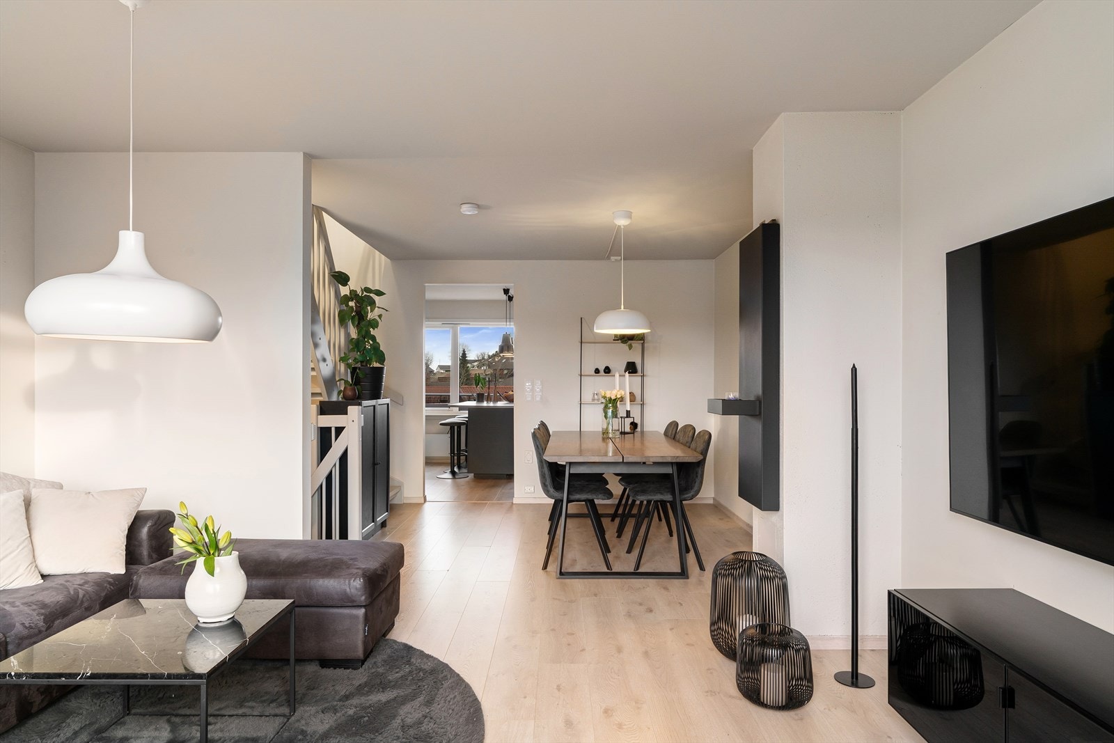 Det er mulig å spisebord i forbindelse med kjøkken og stue Galleribilde