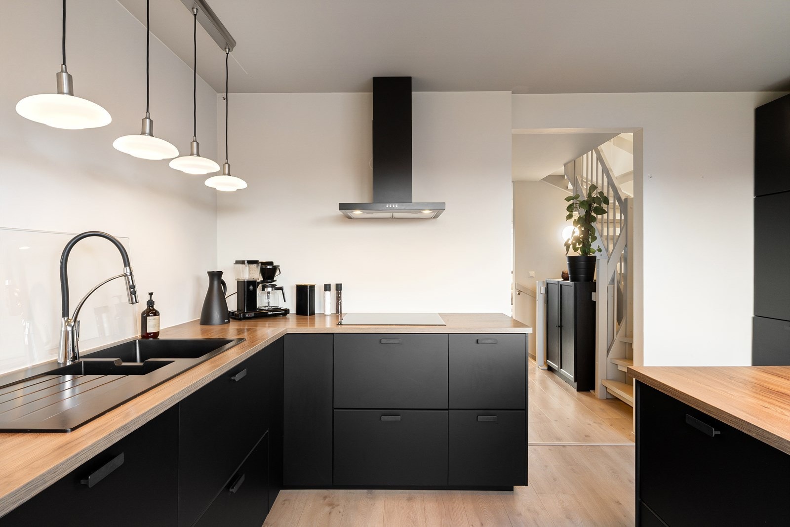 Sort moderne kjøkken Galleribilde