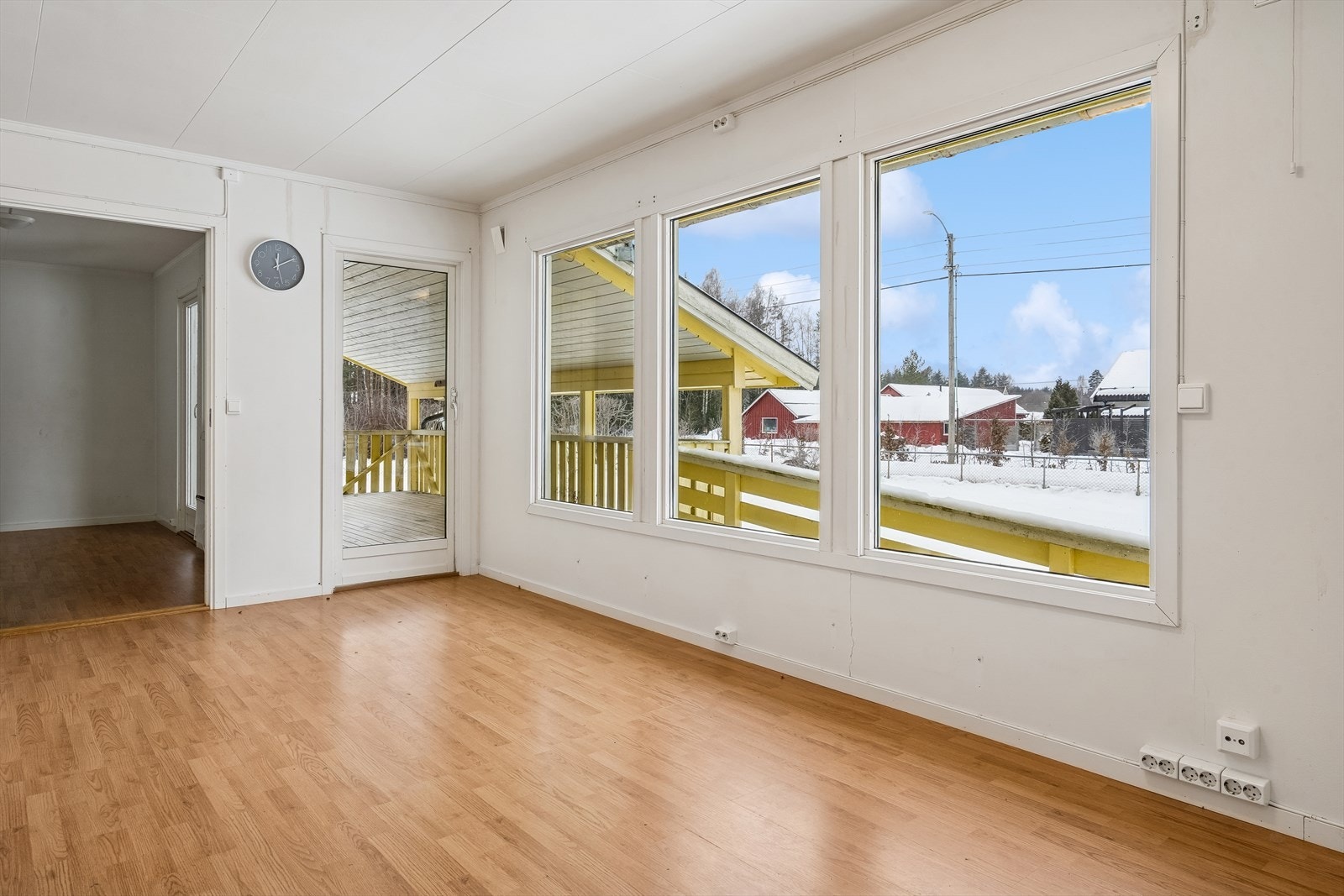 Stuen har store vindusflater og utgang til uteområdet. Galleribilde