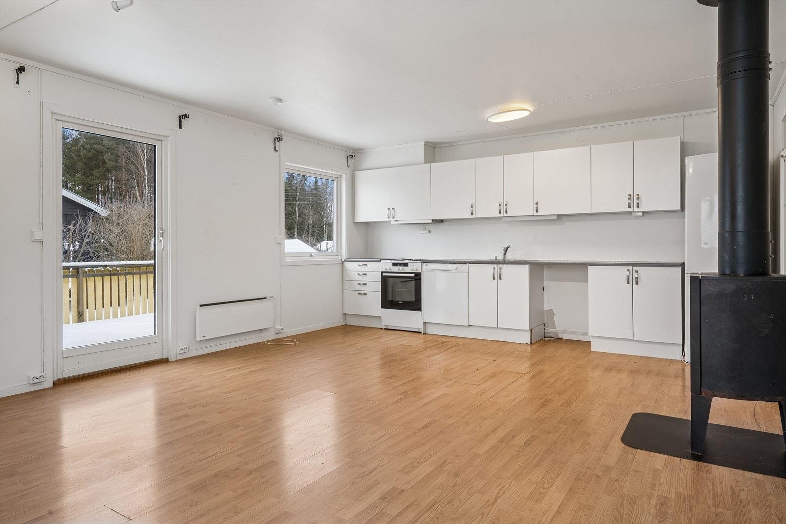 Åpen løsning mellom stue og kjøkken gir en luftig romfølelse. Galleribilde