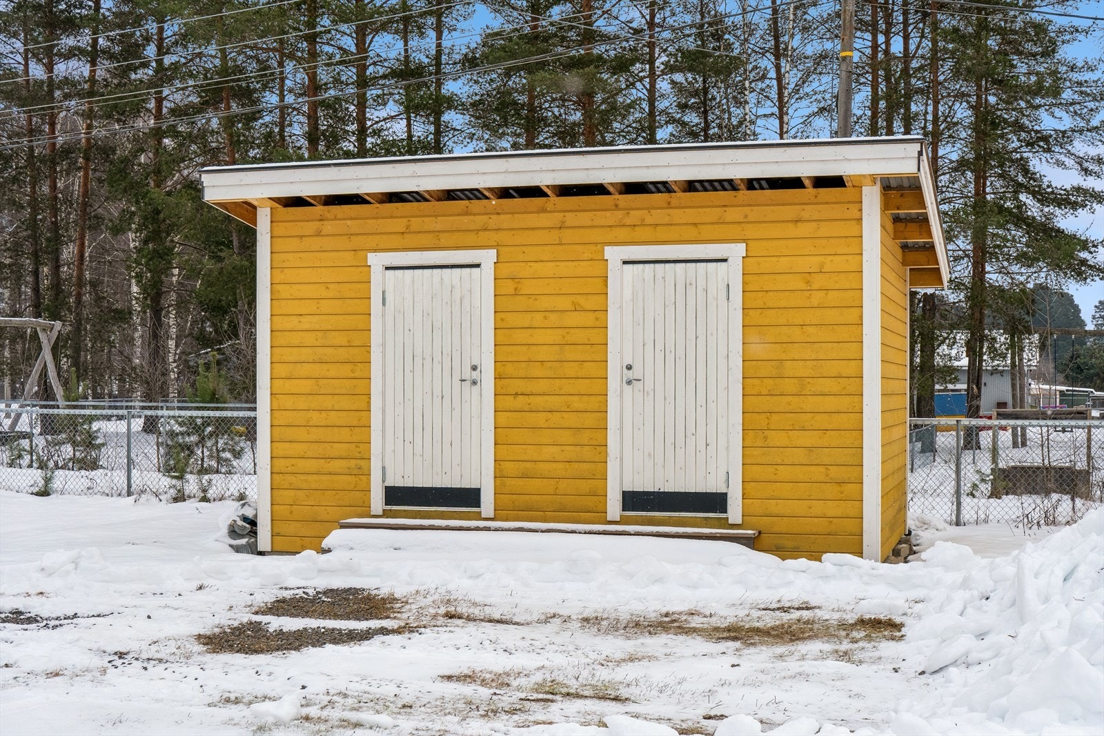 I tillegg til innvendige boder har eiendommen en frittstående utebod for ekstra lagring. Galleribilde