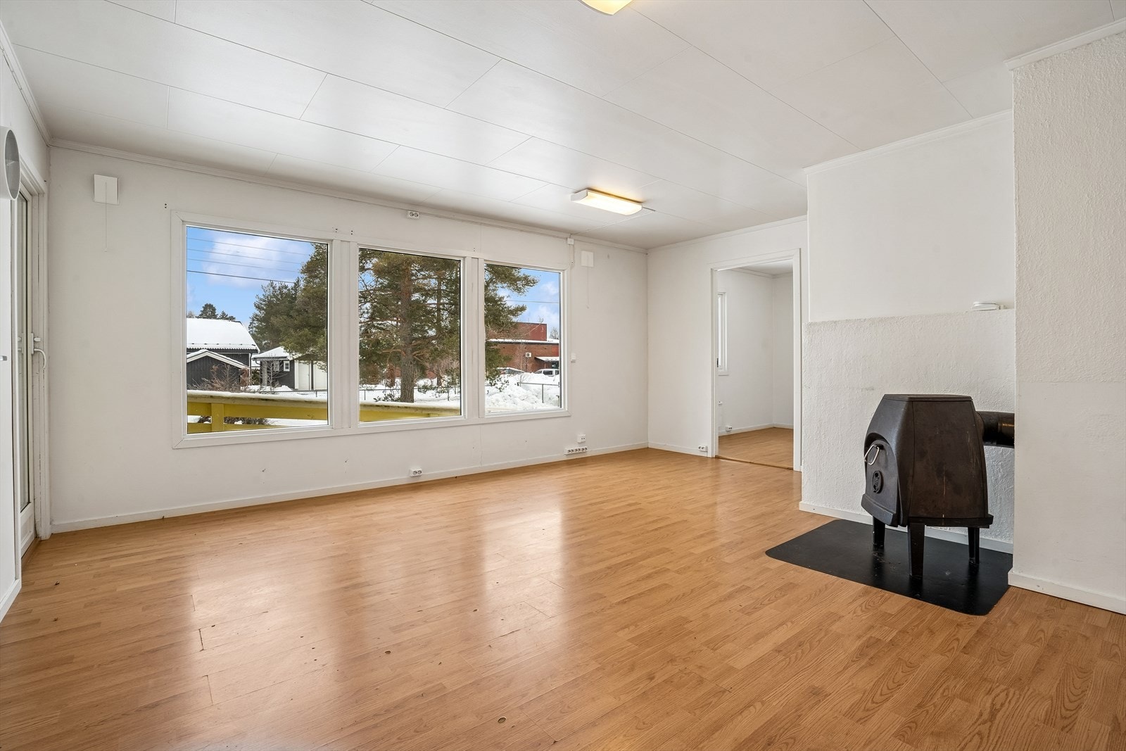 Også i denne stuen sørger en vedovn for god og jevn varme. Galleribilde