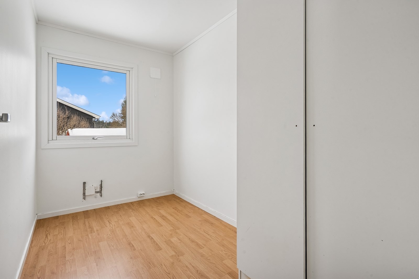 Det andre soverommet er lyst og har plass til seng og oppbevaringsmøbler. Galleribilde