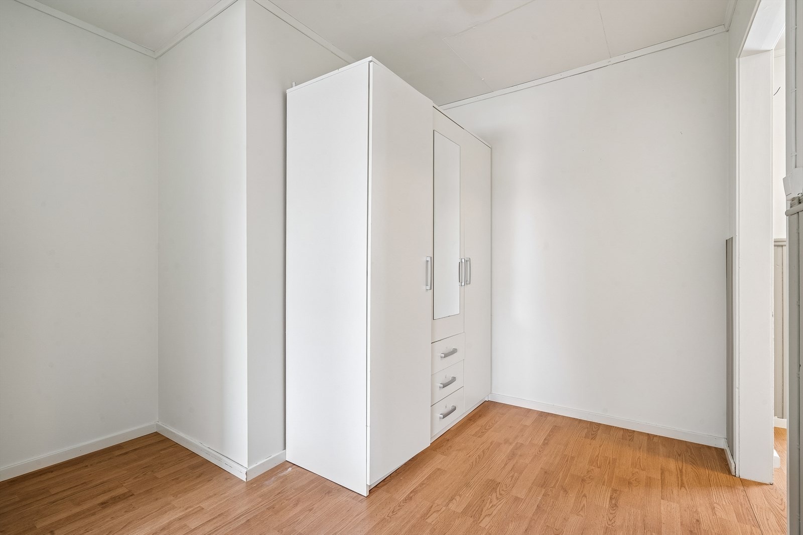 Enheten inneholder to soverom. Her er det ene, med plass til garderobeskap. Galleribilde