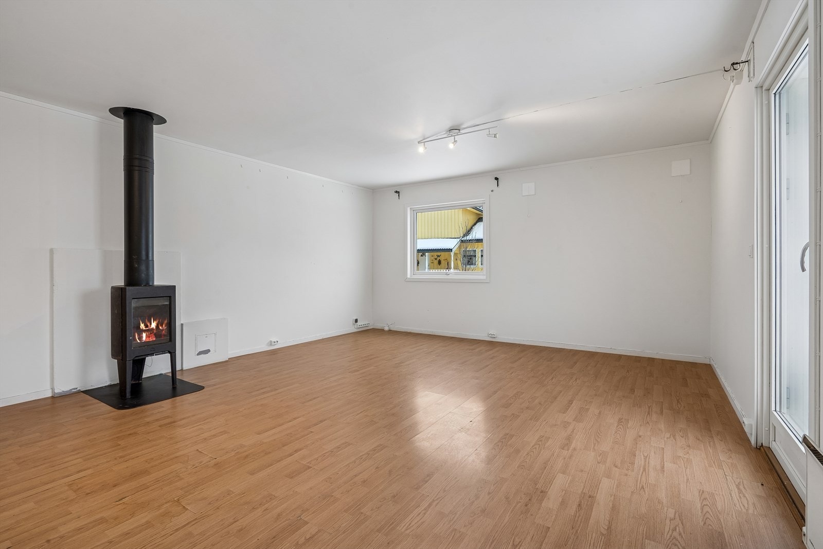 Fra stuen er det direkte utgang til en romslig, overbygget terrasse. Galleribilde